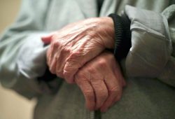 Il segreto dei centenari, geriatra: “Dna al 35%, cibo e fortuna”