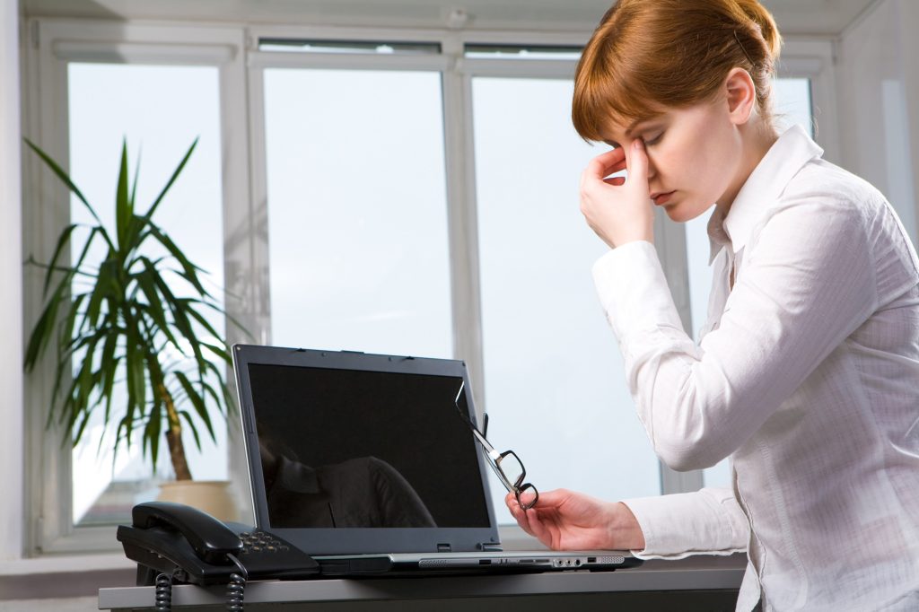 donna al lavoro stressata