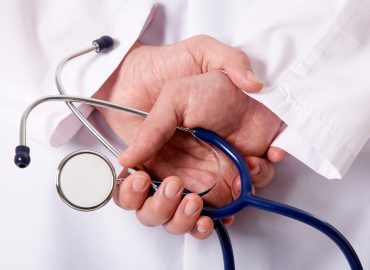 1 famiglia su 4 fatica a pagare le cure, trend in aumento