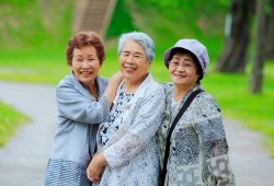L’elisir di Okinawa, dove si vive 13 anni in più e gli anziani sono una risorsa