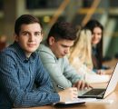 Polemiche sulla terza rata del Pnrr, in Italia il 69% degli universitari vive con i genitori