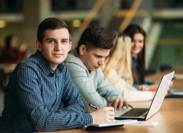 Polemiche sulla terza rata del Pnrr, in Italia il 69% degli universitari vive con i genitori