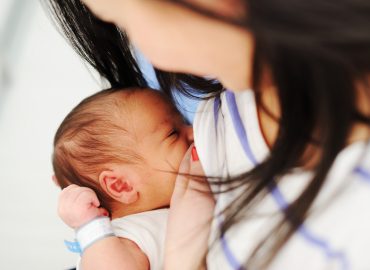 Gravidanza e bellezza: i rischi nascosti di smalti e trucco