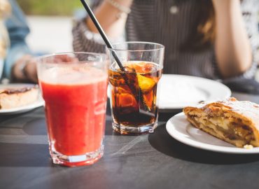 Alternativa tra spritz e figlio, parole Roccella sulla natalità fanno discutere