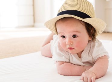 In viaggio con il bebè, guida pratica dei neonatologi per vacanze sicure