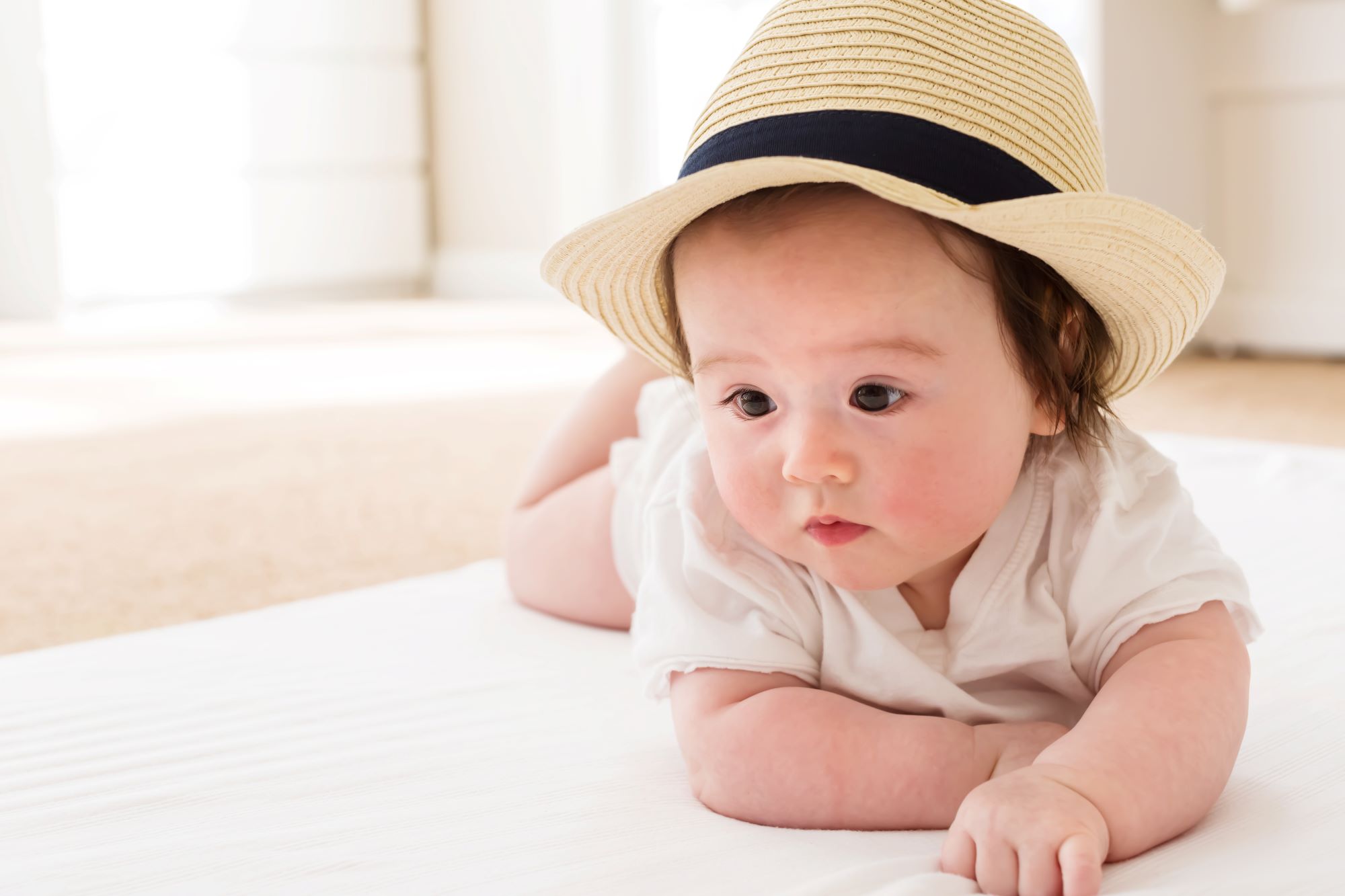 In viaggio con il bebè, guida pratica dei neonatologi per vacanze sicure