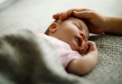 È nato Hugo, il primo bambino portoghese con fecondazione post mortem. Si può fare in Italia?