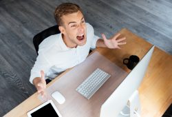 Ambienti di lavoro tossici, gli effetti sulla salute sono paragonabili al fumo