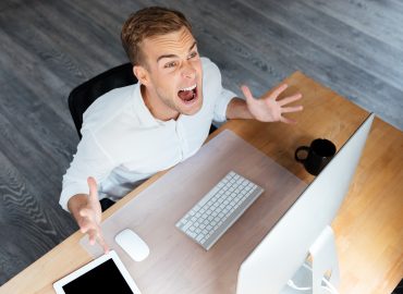 Ambienti di lavoro tossici, gli effetti sulla salute sono paragonabili al fumo