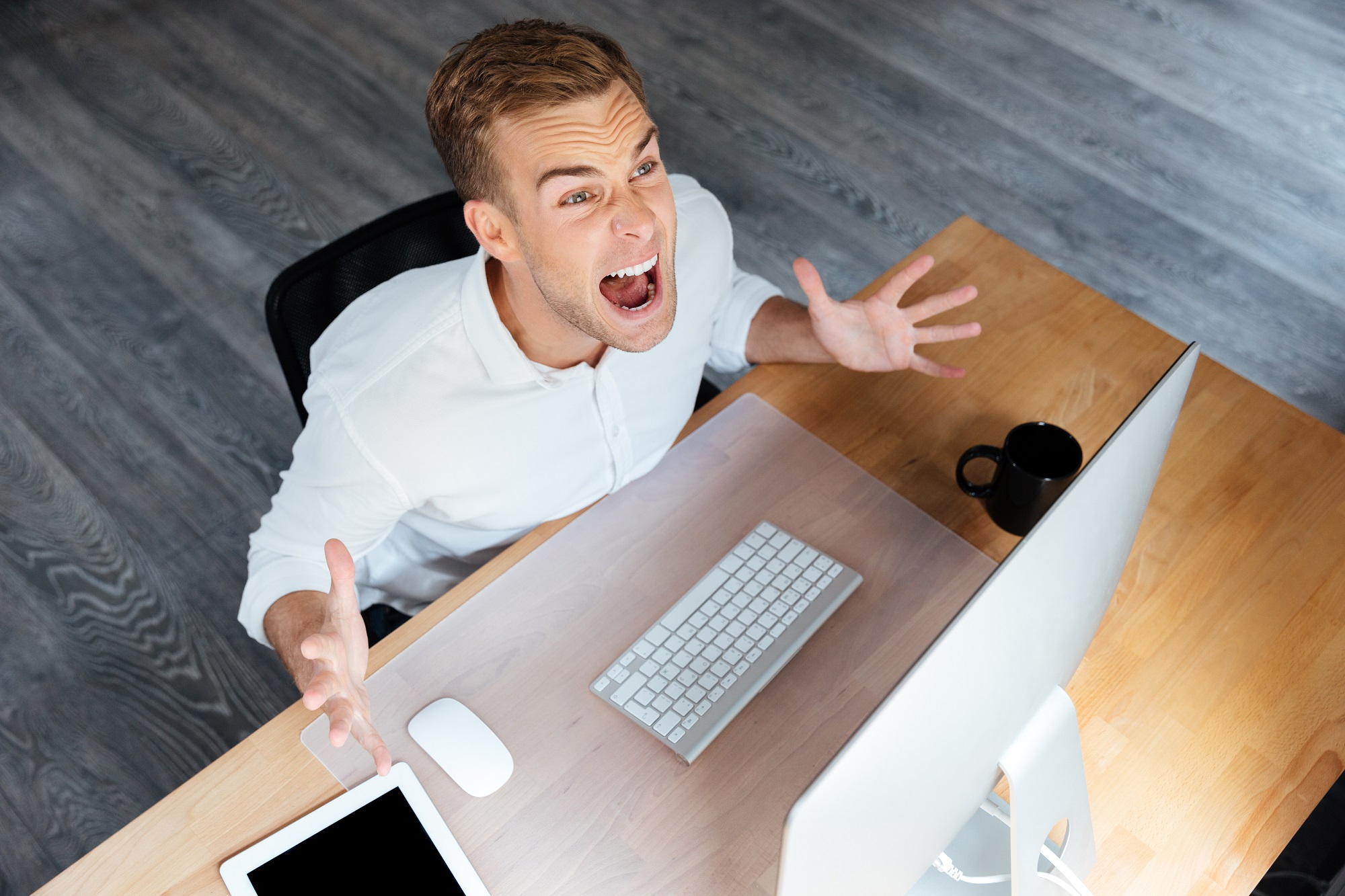Ambienti di lavoro tossici, gli effetti sulla salute sono paragonabili al fumo