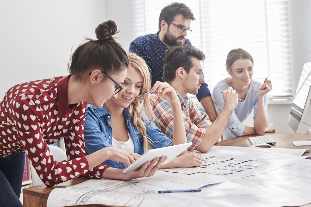 giovani al lavoro in riunione