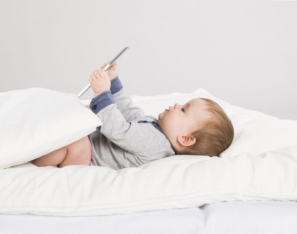 neonato con tablet