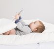 Bambini esposti agli schermi già a 2 mesi: dagli Stati Generali l’allarme sulla nuova infanzia digitale