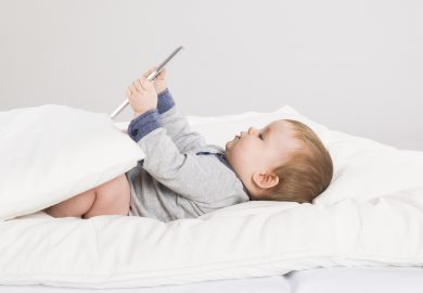 Troppo tempo davanti allo schermo e i bimbi rischiano ritardi nello sviluppo