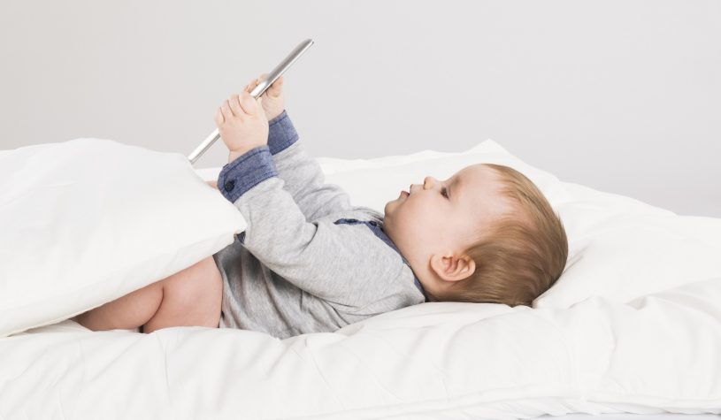 Bambini senza schermi fino a 3 anni, arriva la prima proposta di legge