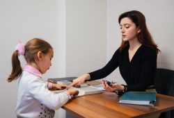 L’assistente materna arriva in Italia? Ecco l’idea del governo per aiutare le neomamme