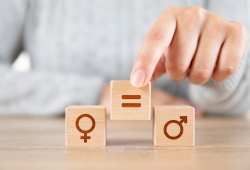 Il divario di genere penalizza le donne anche nel lavoro, in Italia è doppio rispetto all’Ue