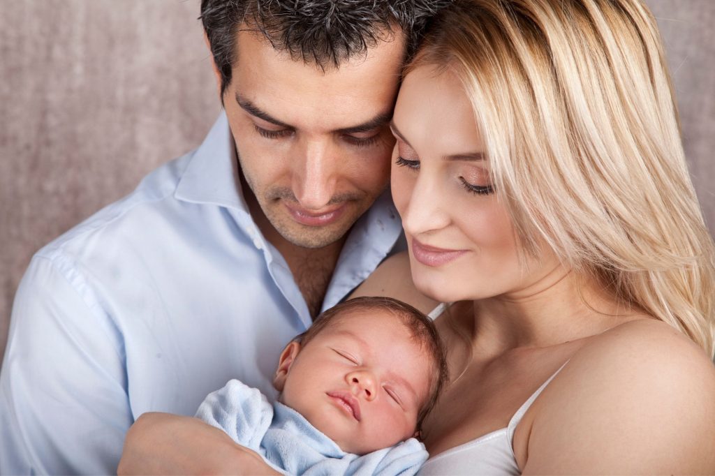 Genitori con figlio neonato