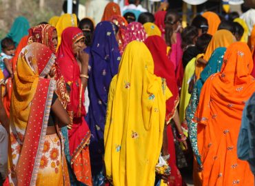 Afferrare il seno non è violenza sessuale: la sentenza controversa di un tribunale in India