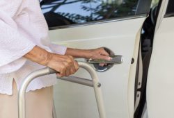 Mobilità, italiani sempre più anziani e affezionati all’automobile