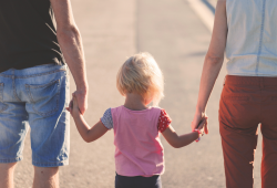 Manovra 2024, ecco come può cambiare il congedo parentale