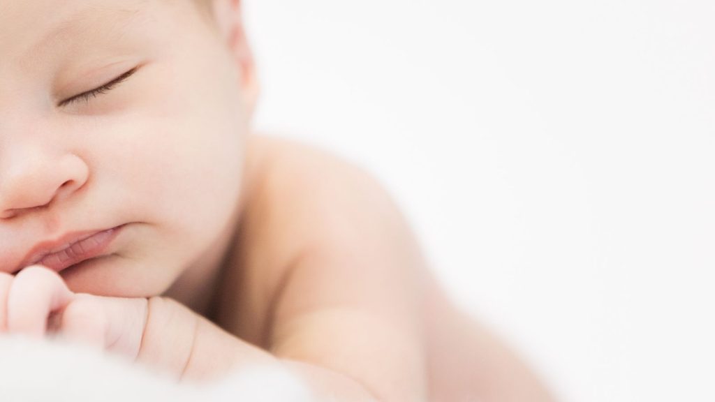 Neonato in culla