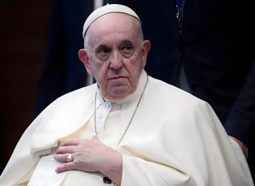 Papa Francesco: “Sembra che le famiglie italiane preferiscano i cagnolini ai figli”