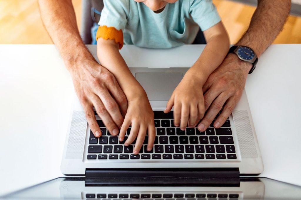 papa e figlio al pc