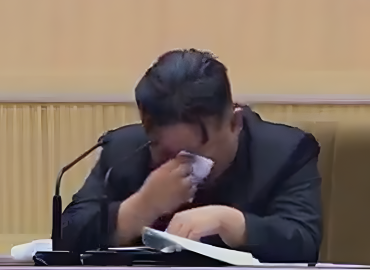 Kim Jong-un piange e chiede più figli alle donne nordcoreane