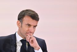 Francia, tra infertilità e congedo parentale: il piano di Macron