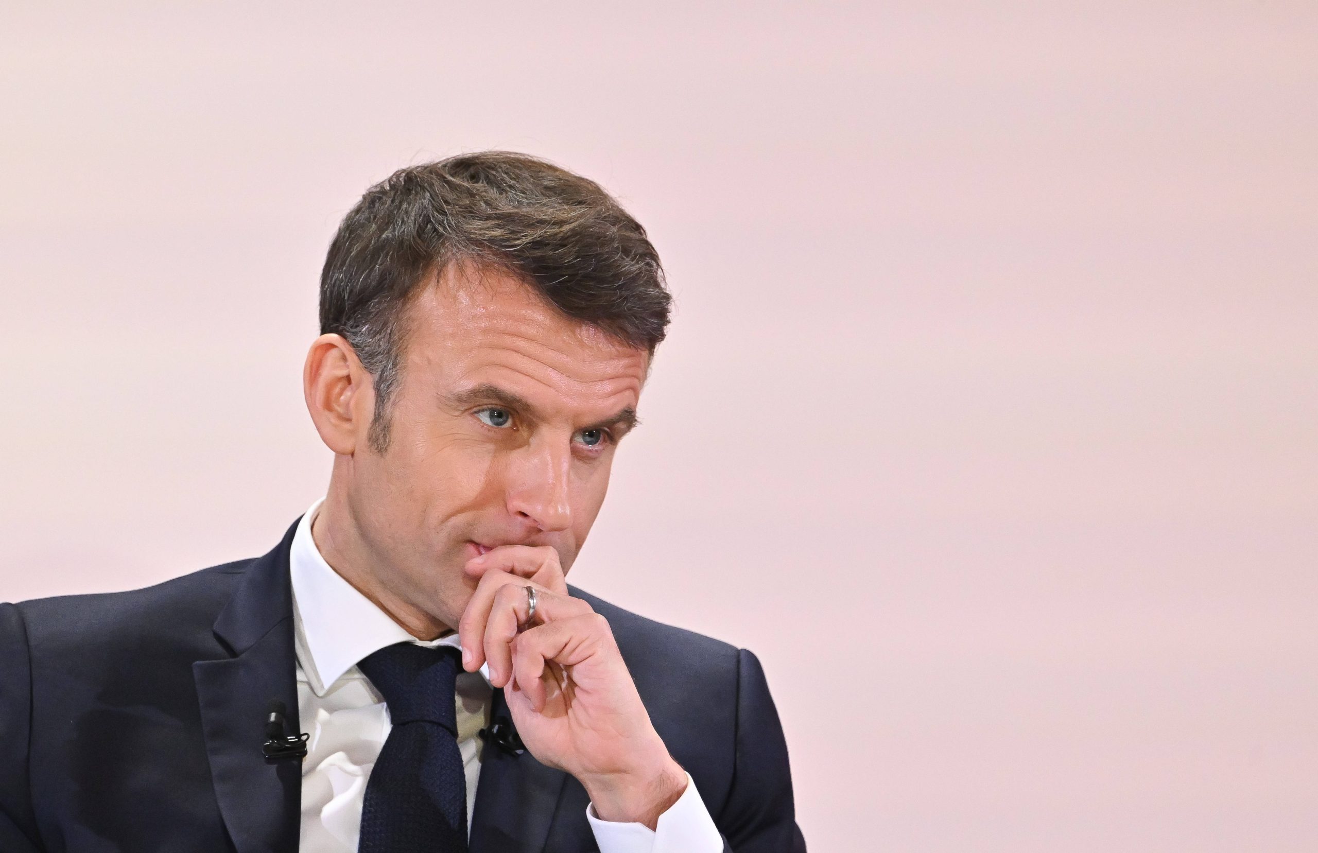 Francia, tra infertilità e congedo parentale: il piano di Macron