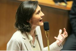 Francia, la neoministra trasferisce il figlio nella scuola privata: “Insegnanti troppo assenti”