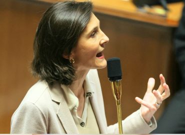 Francia, la neoministra trasferisce il figlio nella scuola privata: “Insegnanti troppo assenti”