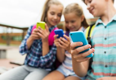 “Addio social” per gli under 16: il divieto a partire da dicembre
