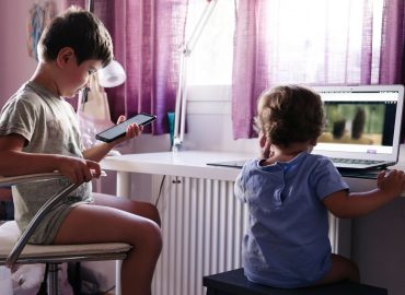 Divieto di cellulare sotto i 3 anni e maggiore età digitale a 15, la proposta della Francia