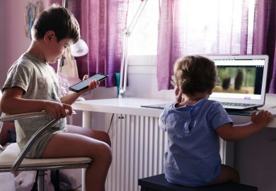 Divieto di cellulare sotto i 3 anni e maggiore età digitale a 15, la proposta della Francia