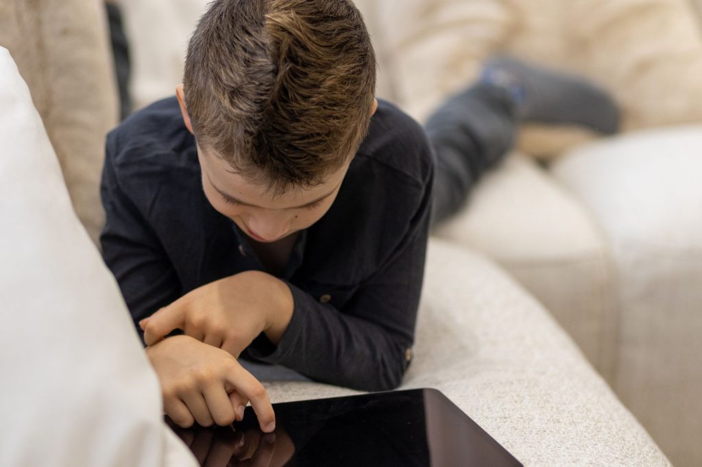bambino connesso online