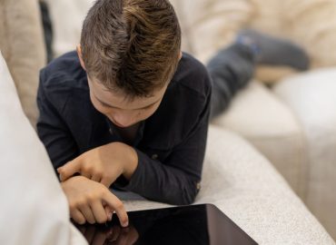 Sextortion, aumentano i casi sui minori: cos’è e come prevenirlo