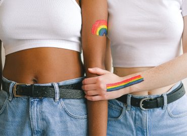 Elisa e Sara, mamme arcobaleno a rischio: impugnati atti di nascita dei figli