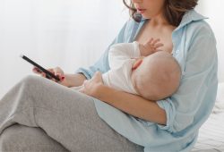 Allattamento e ‘scrolling’, cos’è e perché fa male al neonato (e alla tua fertilità)