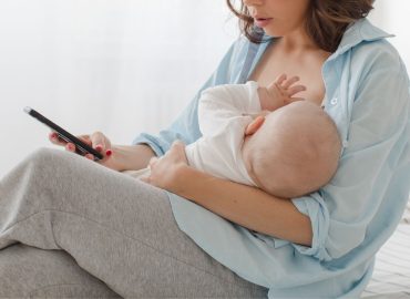 Allattamento e ‘scrolling’, cos’è e perché fa male al neonato (e alla tua fertilità)