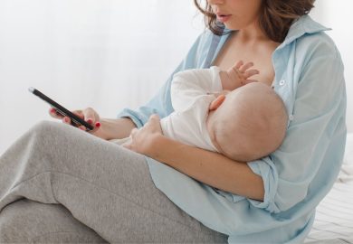 Allattamento e ‘scrolling’, cos’è e perché fa male al neonato (e alla tua fertilità)