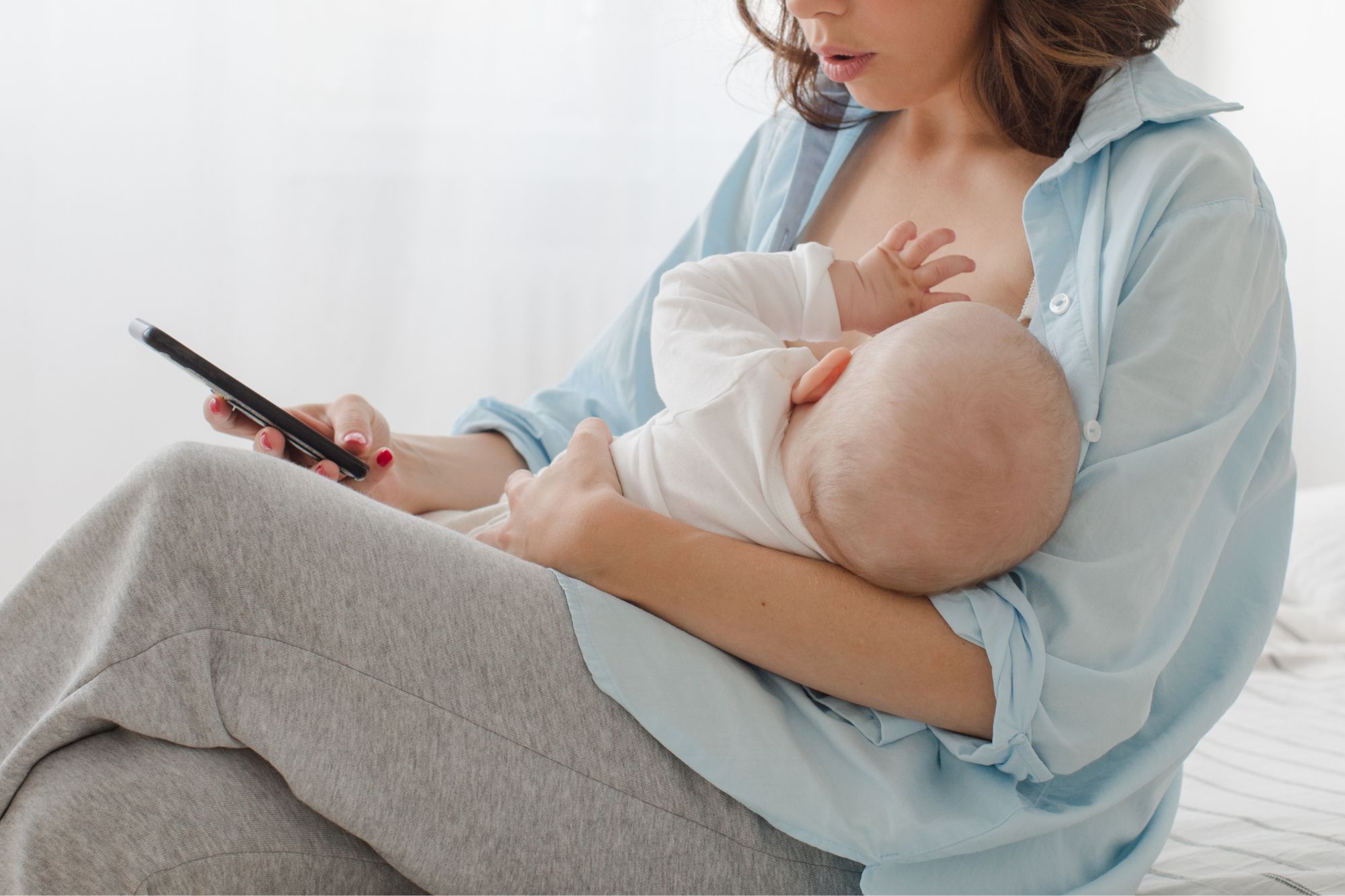 Allattamento e ‘scrolling’, cos’è e perché fa male al neonato (e alla tua fertilità)