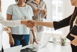 Aumentano gli occupati ma ci sono più donne inattive, non è una buona notizia