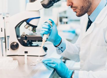 “Trova l’embrione con il minor rischio di malattie”. L’annuncio della clinica di fertilità fa discutere