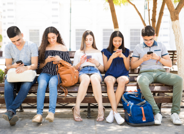 Viavai al bagno per girare video per TikTok, scuola elimina gli specchi