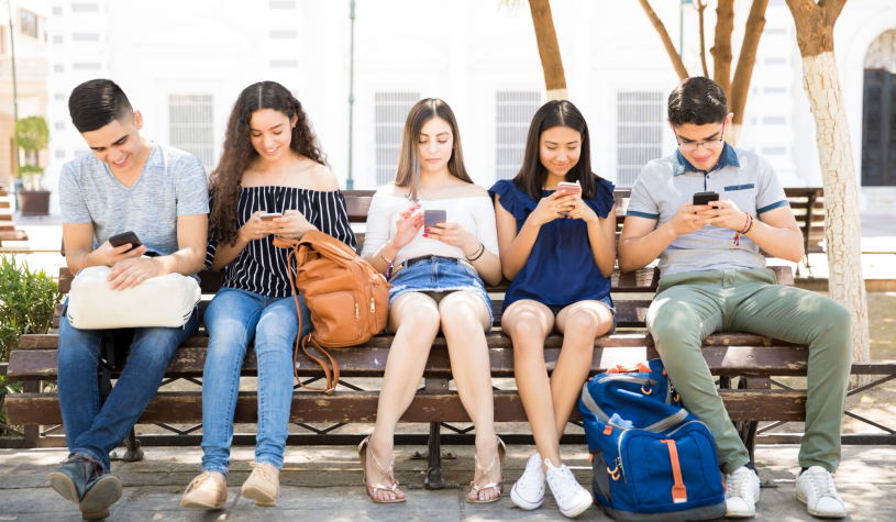 Viavai al bagno per girare video per TikTok, scuola elimina gli specchi