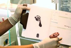 Natalità, residenza genitori come luogo di nascita del figlio: la proposta di legge