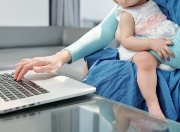 Monza, consigliera Pd costretta a dimettersi perché neomamma: “Non consentito lavorare da remoto”