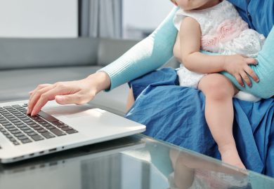 Monza, consigliera Pd costretta a dimettersi perché neomamma: “Non consentito lavorare da remoto”